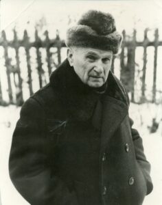 J. Paukštelis savo namų kieme. Kėdainiai, 1971 m. J. Grikienio nuotrauka