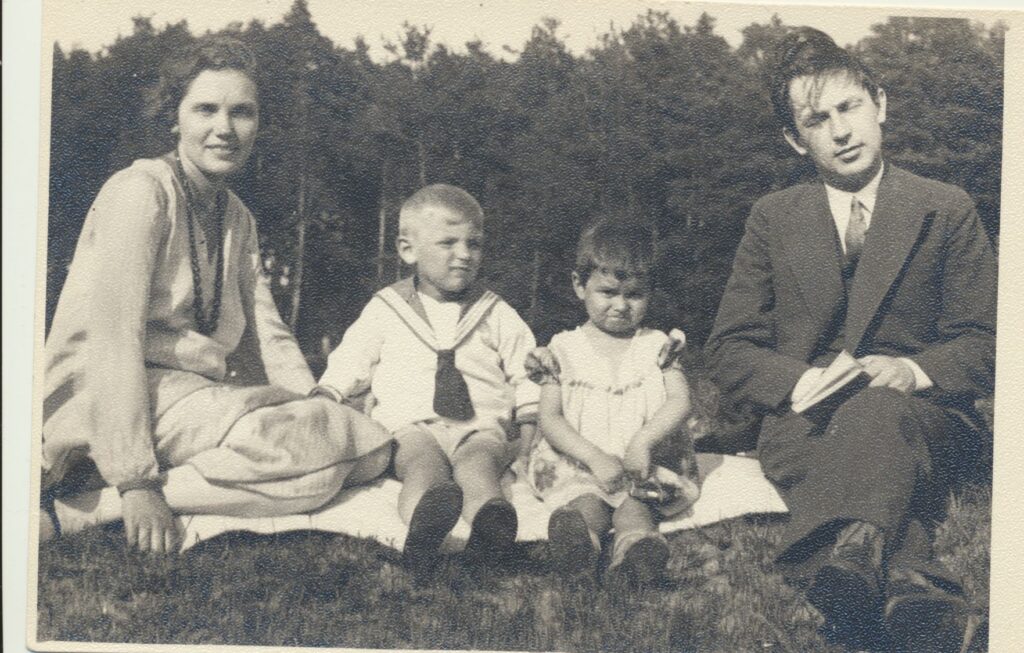 J. Petrėnas su šeima