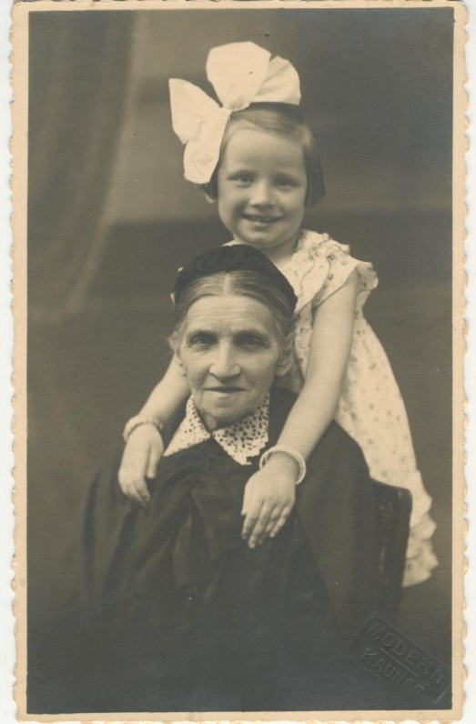 J. Savickio mama Sofija su anūke Zofija Kriščiūnaite. 1935 m.