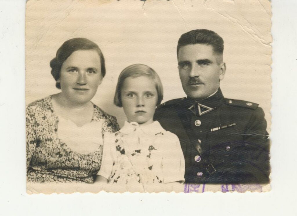J. Savickio sesuo Marytė su vyru Jonu Kriščiūnu ir dukra Zofija. 1937 m. M. Smečechausko nuotrauka