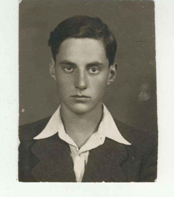 J. Savickio sūnus dailininkas Augustinas Savickas. 1937 m.