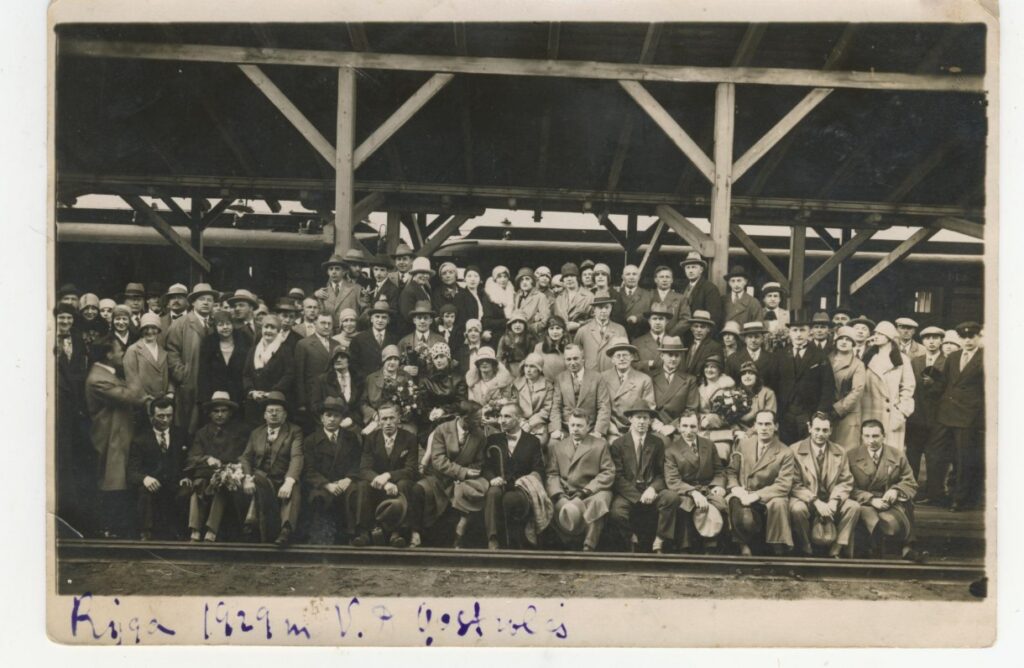 J. Savickis (sėdi antros eilės viduryje) su teatralais Rygos geležinkelio stotyje. 1929 m.