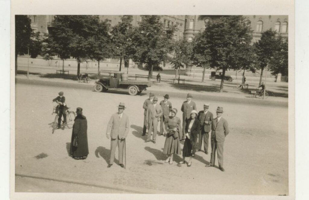 J. Savickis (stovi pasirėmęs lazda) su Švedijos atstovybės tarnautojais. 1932 m.