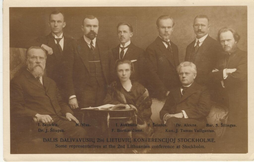 J. Savickis (stovi pirmas iš kairės) konferencijoje Stokholme, 1917 m.