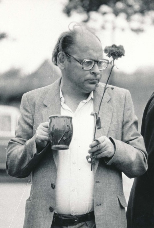 J. Strielkūnas su gvazdiku ir alaus bokalu. 1989 m. O. Pajedaitės fotografija