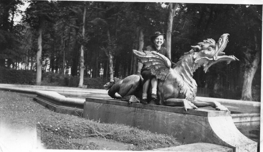 J. Švabaitė ant skulptūros Paryžiuje. 1939 m.