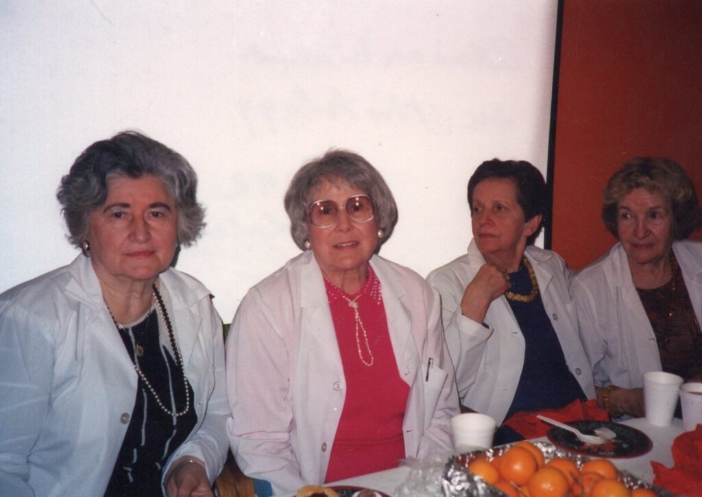J. Švabaitė atsisveikinant su kolegėmis, histologijos departamento darbuotojomis. Čikaga, 1992 m.