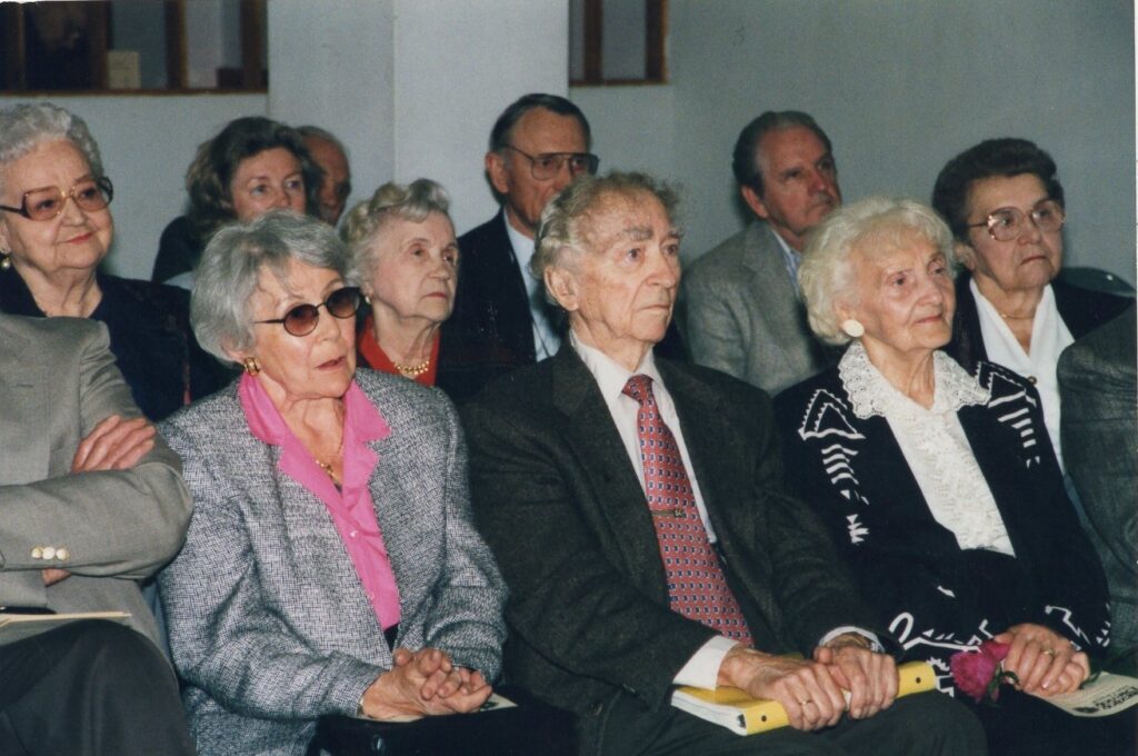 J. Švabaitė literatūros vakare žiūrovų salėje su A. ir B. Brazdžioniais. Čikaga, 2001 m.