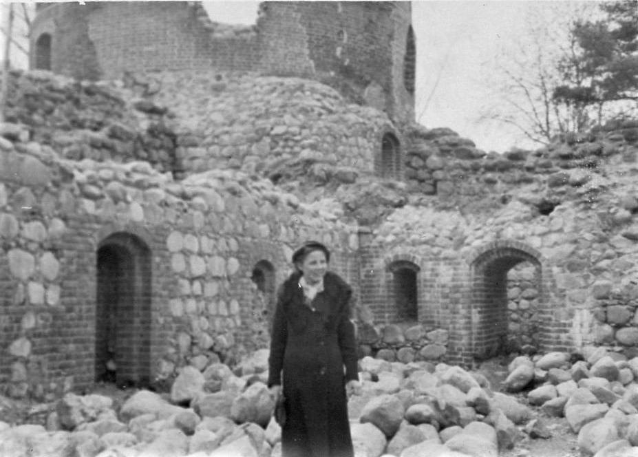 J. Švabaitė prie Trakų pilies griuvėsių. 1939 04 14