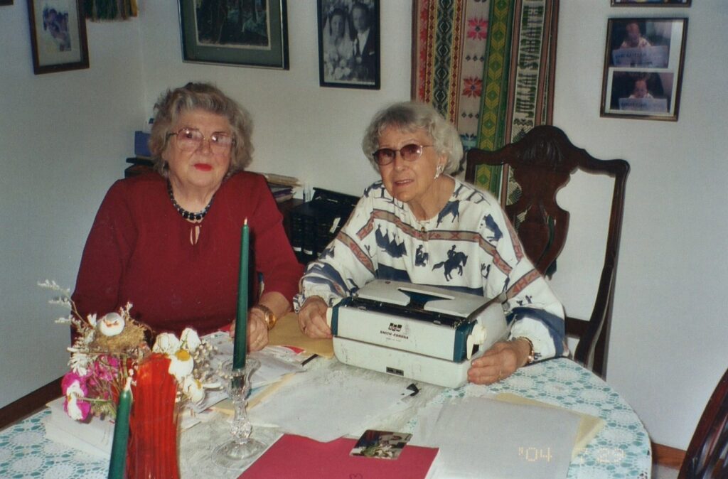 J. Švabaitė savo namuose Lemonte su dail. M. Stankūniene. 2004 08 10