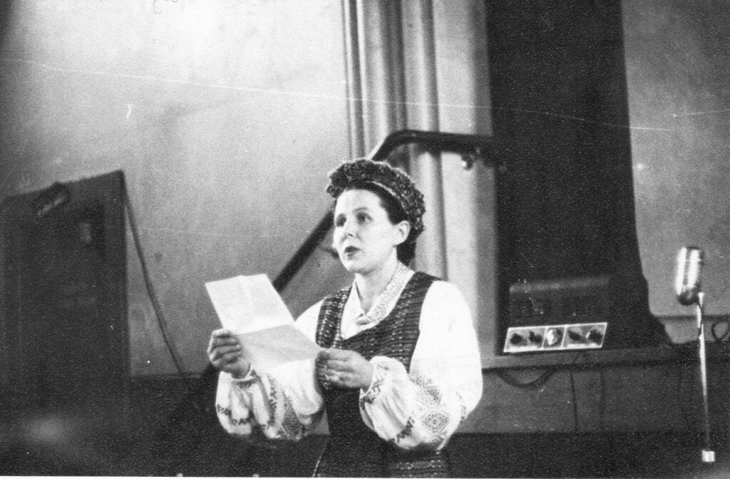 J. Švabaitė skaito poeziją. Melburnas, apie 1955 m.