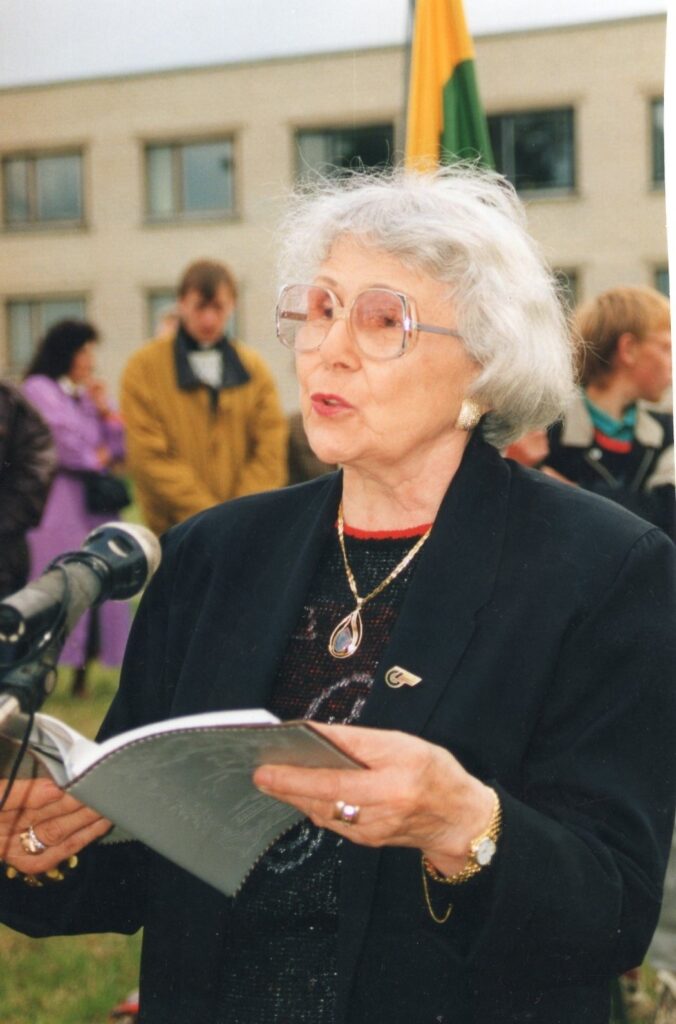 J. Švabaitė skaito savo poeziją. Gerždžiūnai, 1996 06 14