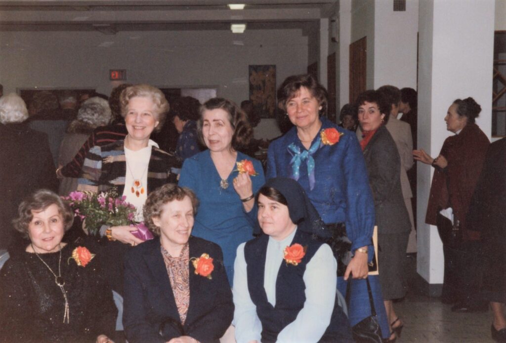 J. Švabaitė su L. Sutema, V. Bogutaite ir kt. literatūriniam vakare Lemonte. 1986 m.