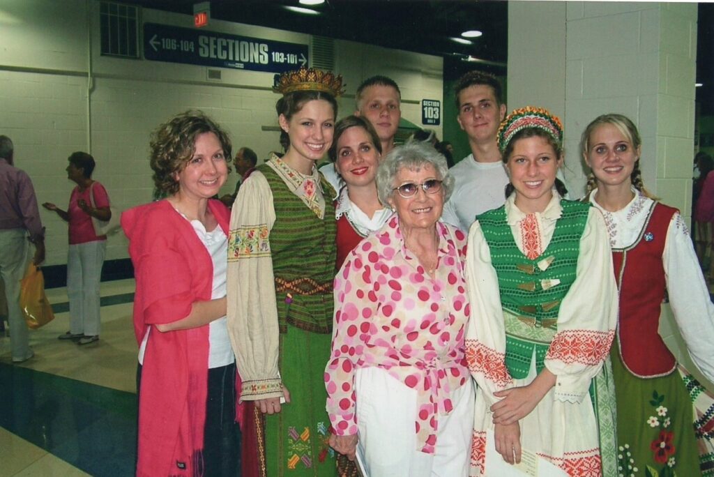 J. Švabaitė su anūkais šokių šventėje. Čikaga, 2004 m.