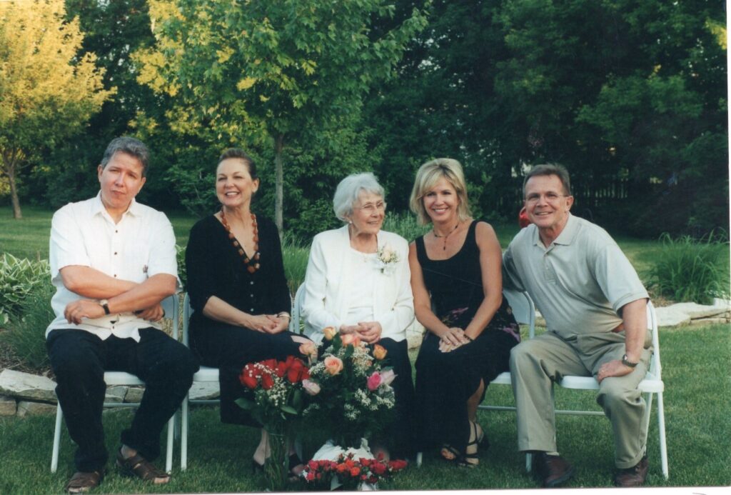 J. Švabaitė su savo vaikais. Čikaga, 2001 m.