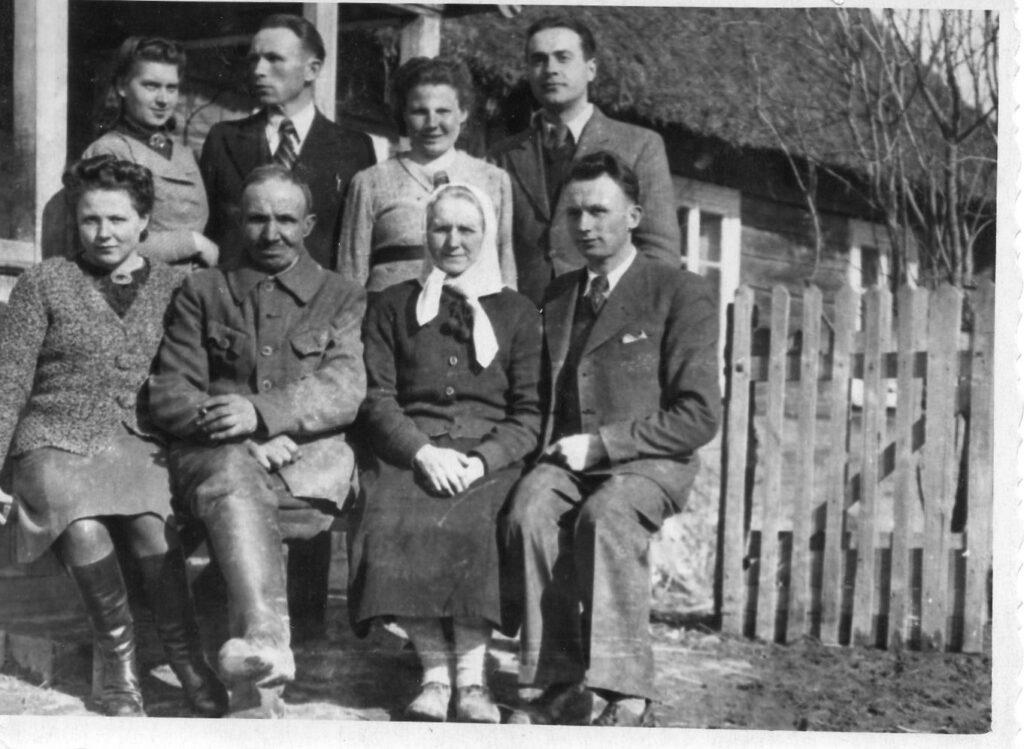 J. Švabaitė su tėvų šeima tėviškėje. 1942 m. Velykos