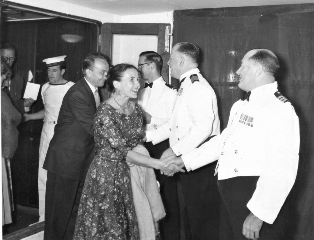 J. Švabaitė su vyru Jurgiu ir laivo įgula. Pakeliui į Ameriką, 1960 m.