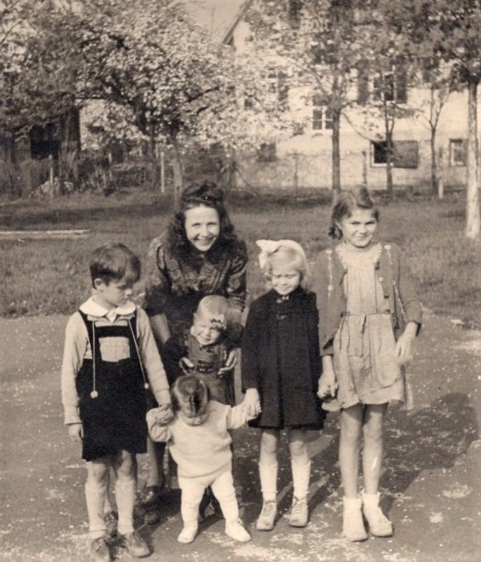 J. Švabaitė vaikų būry. Dukra Aušra – antra iš kairės, sūnus Linas – mamos rankose. Vokietija, 1948 m.