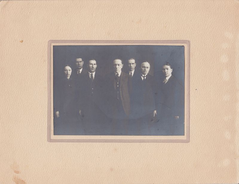 J. Baltrušaitis (centre) su Lietuvos atstovybės tarnautojais. Maskva,1925 m. MLLM 20250