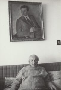 J. Grušas savo namuose. Kaunas, ~1976 m. – 1978 m. Nežinomas fotografas. MLLM JGM GEK 2424/3
