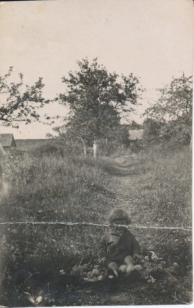 Janina (Ninia) vaikystės sode. Kaunas, 1930 m.