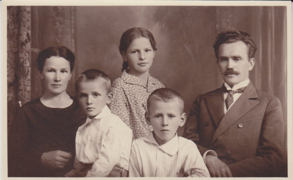 Jelena ir Ignas Jonynai su vaikais Vytautu (dešinėje), Kęstučiu ir Birute. Kaunas. 1929 m. Nuotrauka B. Savsenavičiaus
