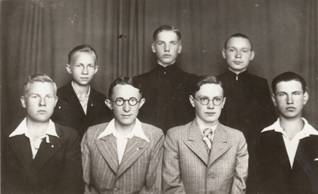 Jonas Jakimavičius (Gediminas Jokimaitis) Jėzuitų gimnazijoje. Pirmoje eilėje antras iš kairės. 1938 06 15