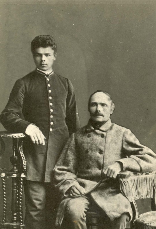 Jonas Mačiulis su tėvu. Apie 1880 m.
