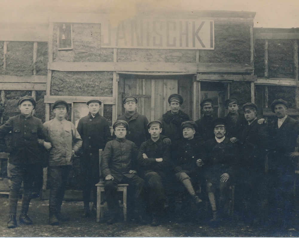 Joniškio geležinkelio stotyje su geležinkelininkais. Antras iš kairės sėdi Juozas Žlabys-Žengė. 1918 m.