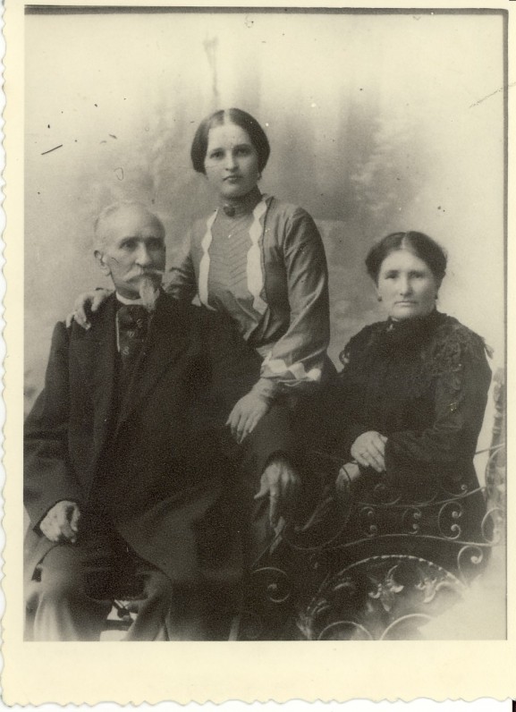 Jono Mačiulio auklė Ona Palkevičiūtė-Eidrigevičienė su vyru ir dukra | Jonas Mačiulis' nanny Ona Palkevičiūtė-Eidrigevičienė with her husband and daughter