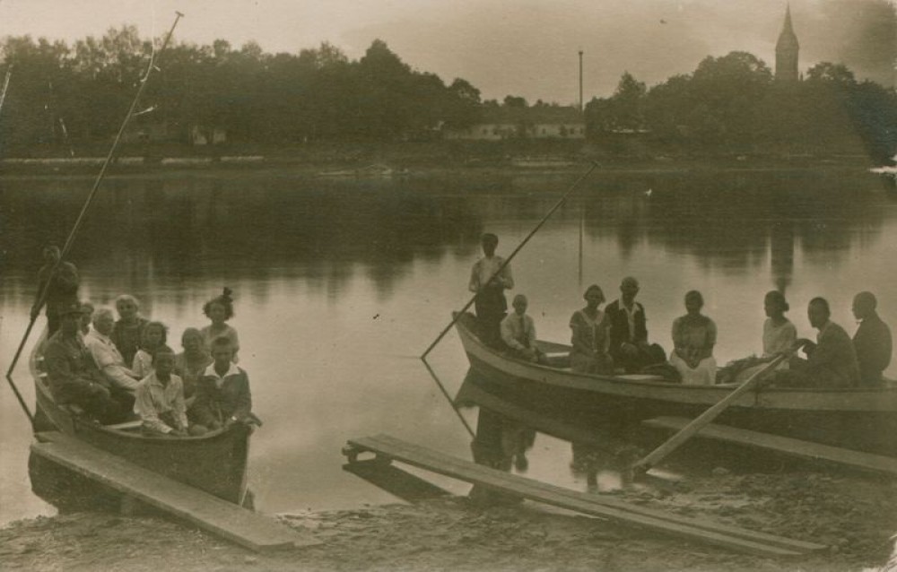 Juozas Tumas-Vaižgantas (baltais drabužiais) sėdi valtyje (kairėje pusėje). Birštonas. 1925 m.