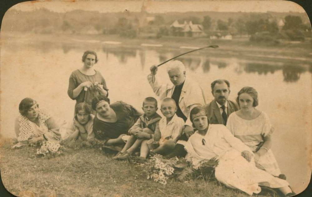 Juozas Tumas-Vaižgantas centre (su baltu apsiaustu). Birštonas, Apie 1924 m.
