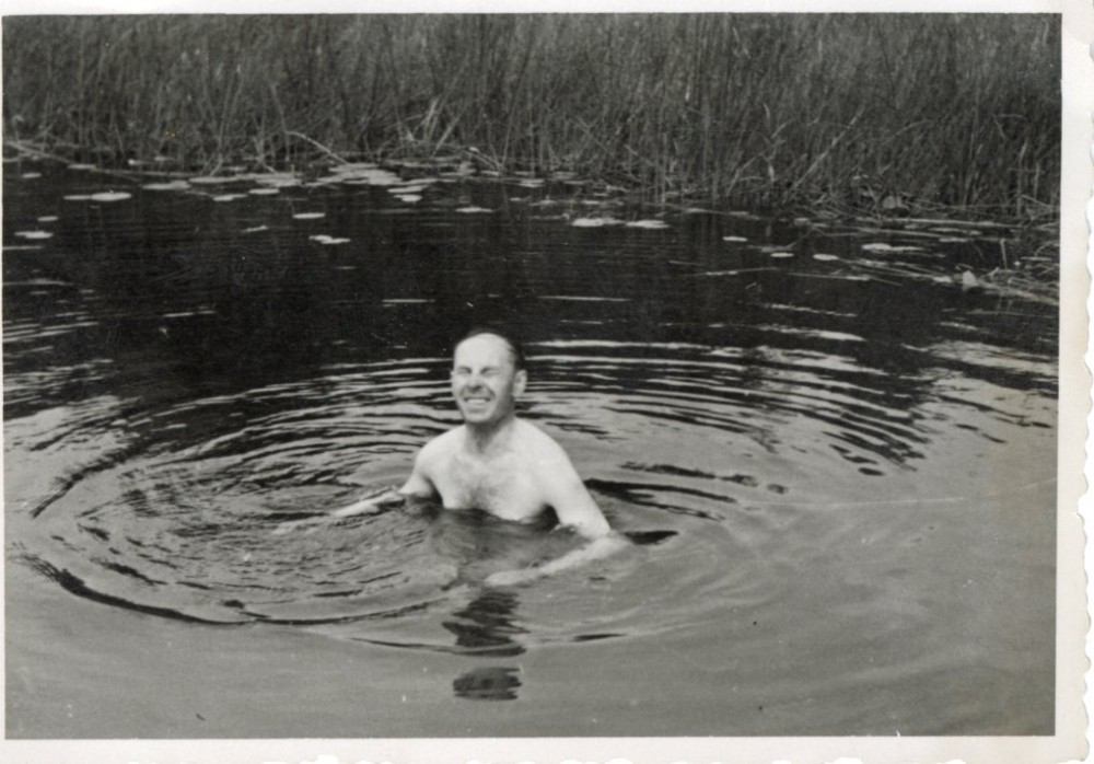 Juozas Žlabys-Žengė maudosi tvenkinyje. Apie 1963 m.