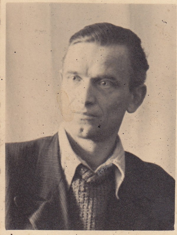 K. Barėnas. Kitoje pusėje yra užrašyta dedikacija „Mielajai Marijai. Kazimieras. Neustadt (Vokietija). 1947.IV.7“