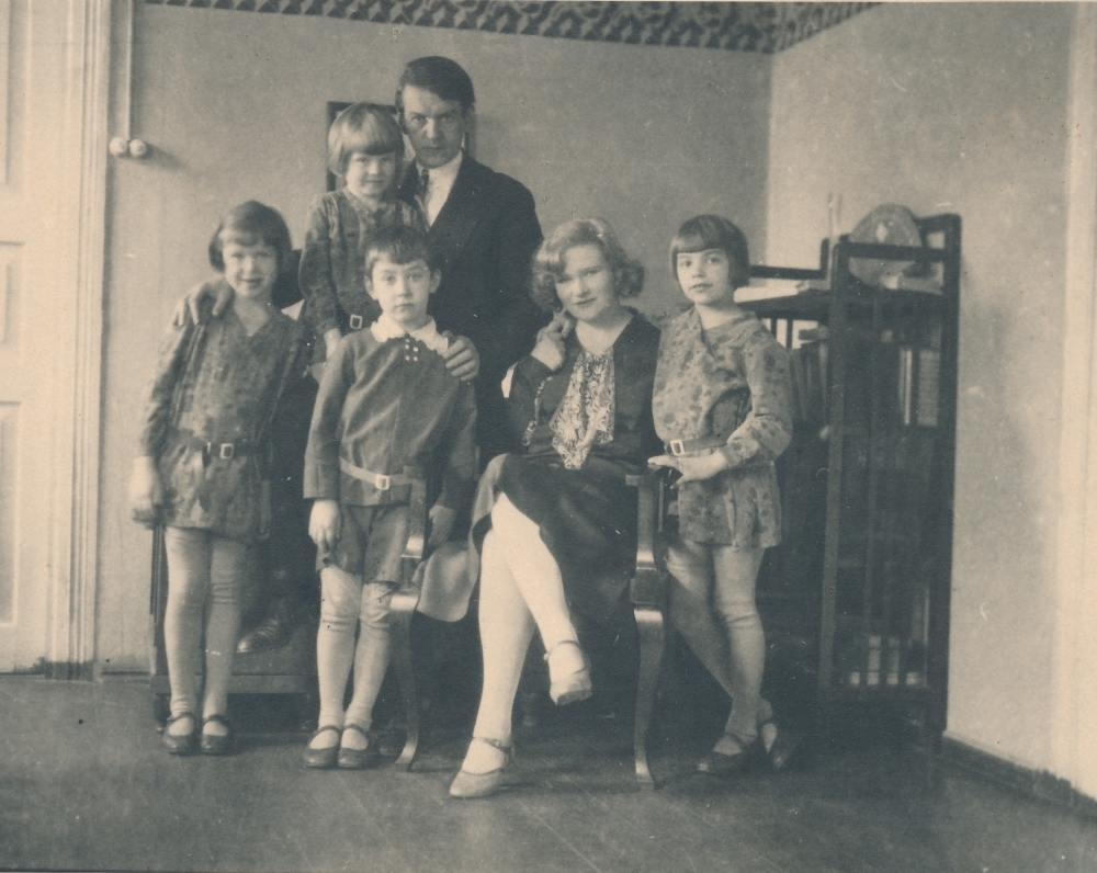 K. Binkio šeima. Iš kairės: Irena, Lilijana, Gerardas, rašytojas, rašytojo antroji žmona Sofija, Levutė.1930 m.