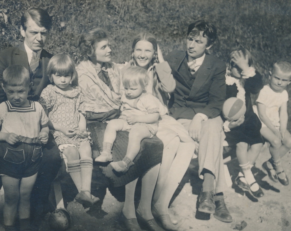 K. Binkis su savo vaikais Gerardu ir Levute. J. Petrėno žmona, jos sesuo ir J. Petrėnas su vaikais. Apie 1927 m.