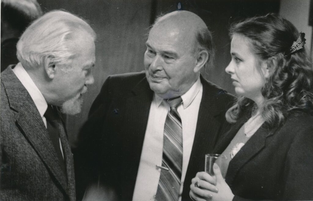 K. Bradūnas, P. Jurkus, E. Nazaraitė. Apie 1990 m. V. Maželio nuotrauka
