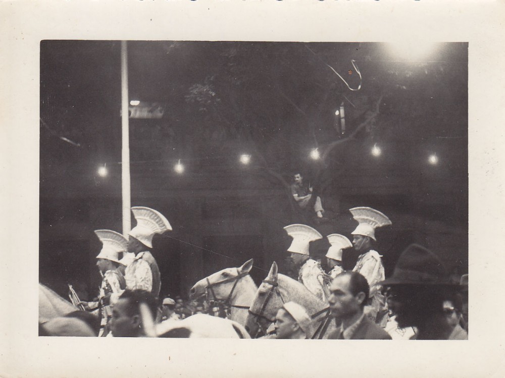 Karnavalinės eisenos raiteliai. Brazilija, apie 1946–1950 m.
