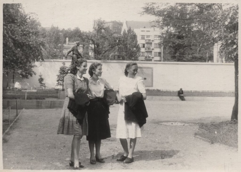 Dalia Urnevičiūtė su draugėmis Karo muziejaus sodelyje. Kaunas. MLLM 49916