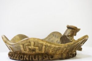 Karūna. Dail. I Užkurnys. Išpjaustytas įrašas „LIETUVOS SŪNUI BERNARDUI BRAZDŽIONIUI 90 1997-05-31“
