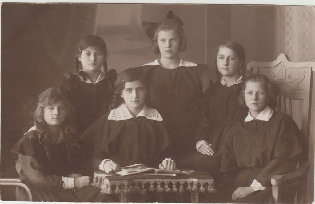 Kauno „Aušros“ gimnazijos V klasė. 1923 m. G. Tulauskaitė sėdi antra iš kairės