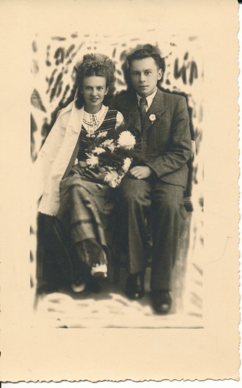 Kazimiera ir Kazys Bradūnai sutuoktuvių dieną Vilkaviškyje. 1943 09 25