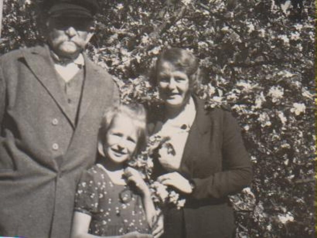 Kazimieras Daugirdas, Dalia Sruogaitė, Vanda Daugirdaitė-Sruogienė. Būgiai, apie 1931 m.