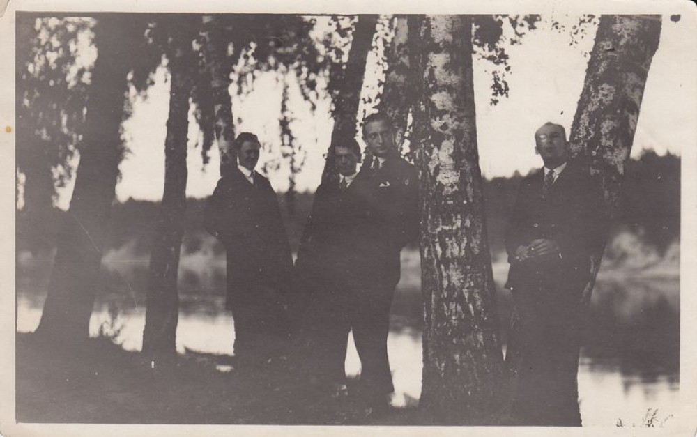 Kazys Binkis (antras iš kairės), Antanas Rimydis (pirmas iš dešinės) su bičiuliais iškyloje Birštone. 1926 m.