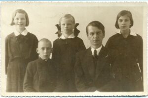 Kazys Binkis su vaikais. Iš kairės stovi Irena, Lilijana, Eleonora. Sėdi Gerardas ir rašytojas. Apie 1934m. MLLM RMĮK 4704
