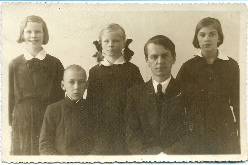 Kazys Binkis su vaikais. Iš kairės stovi Irena, Lilijana, Eleonora. Sėdi Gerardas ir rašytojas. Apie 1934m. MLLM RMĮK 4704
