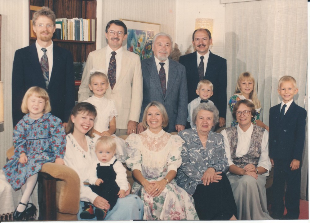 Kazys ir Kazimiera Bradūnai su savo vaikais ir jų šeimomis, švenčiant 50 metų vedybų sukaktį. Baltimorėje 1993 m.