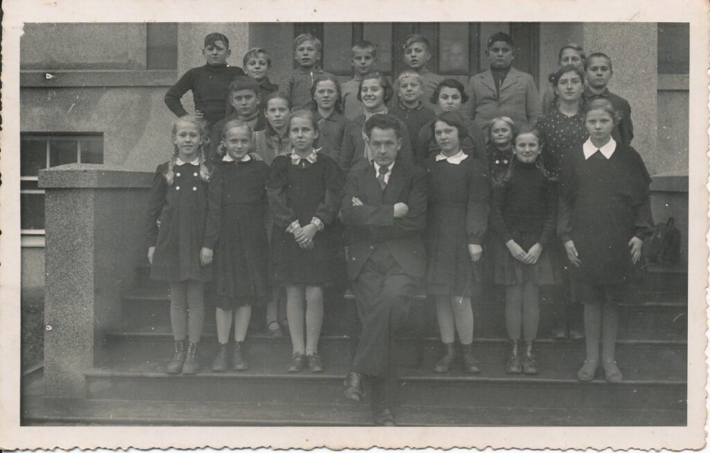 Kėdainių gimnazijos auklėtiniai. 1939 m. Pirmoje eilėje trečia iš kairės – Z. Nagytė