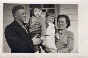 Kęstutis Navakas ant neatpažinto vyro rankų, šalia močiutė Leonora, laikanti pusbrolį. Taujėnai, apie 1966 m. MLLM GEK 136555
