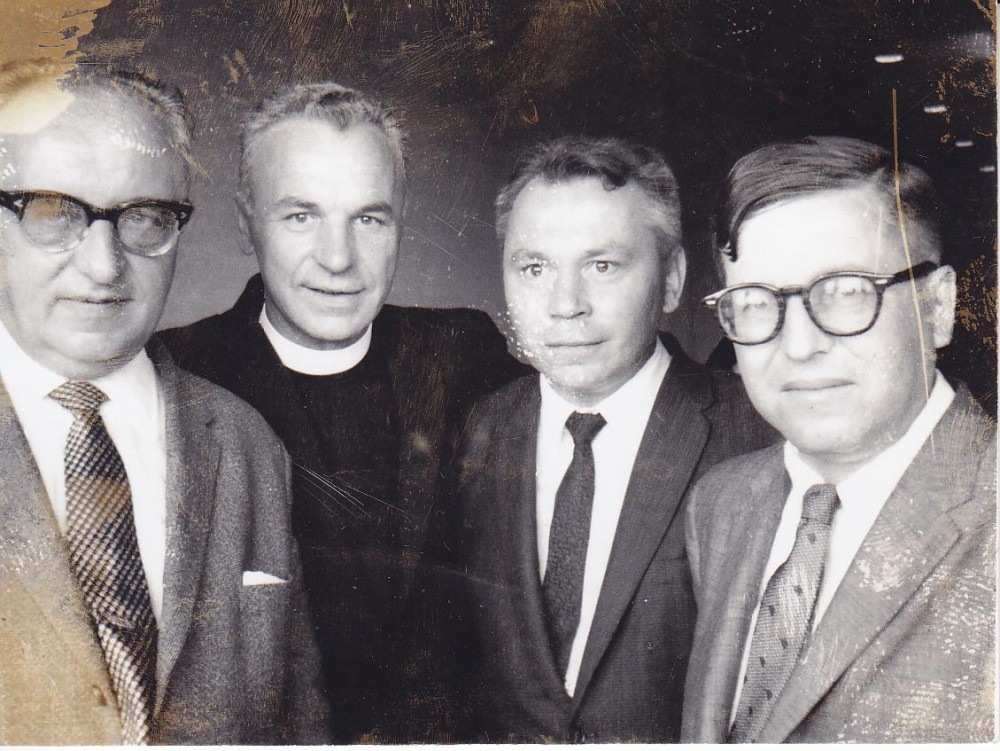 Keturi ateitininkai. Z. Ivinskis, kun. S. Yla, K. Bradūnas, J. Girnius. Čikaga. Apie 1958 m.